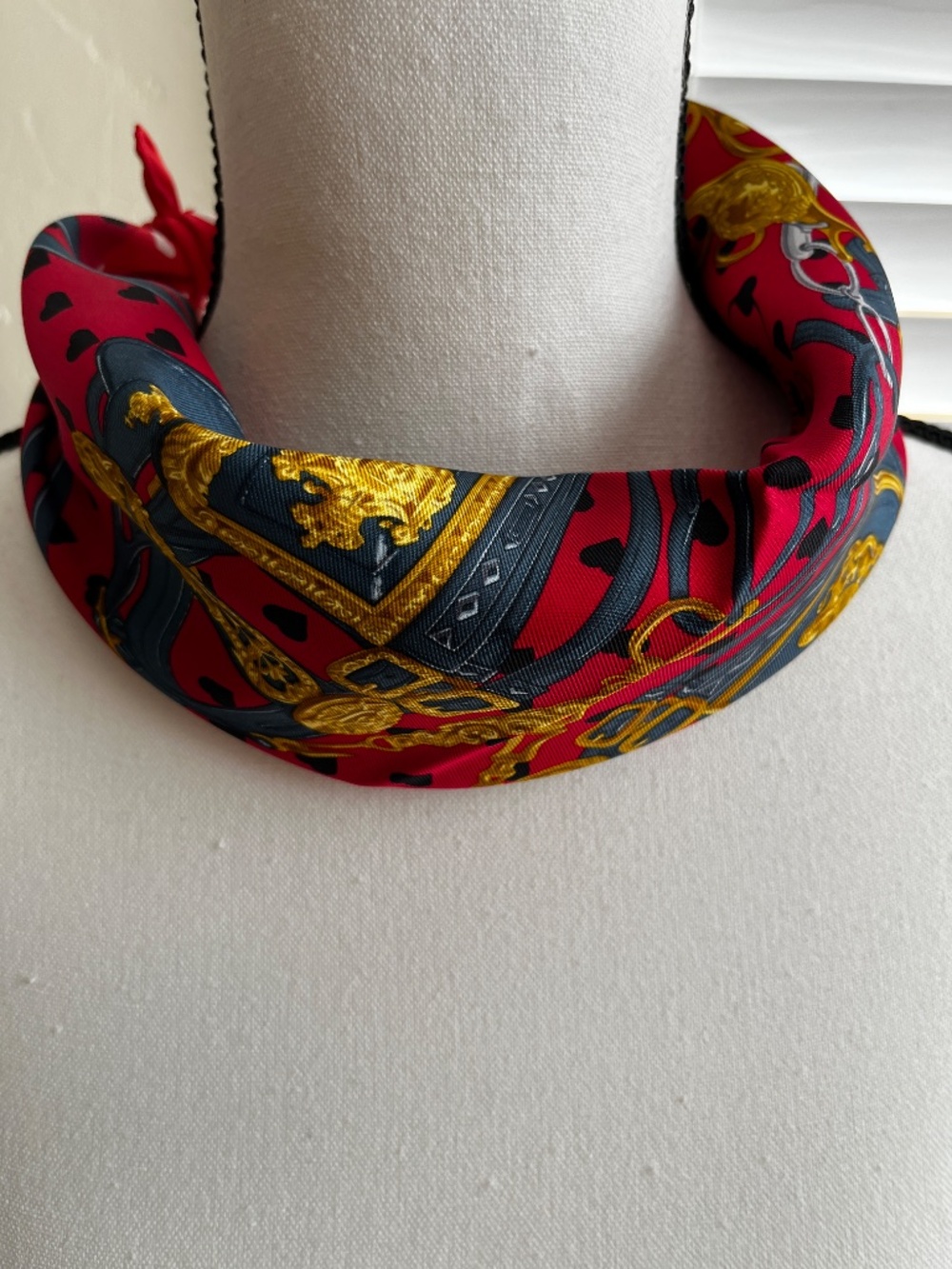 EXCELLENT Hermes Brides De Gala LOVE 100% Silk Pochette Gavroche Red Hearts